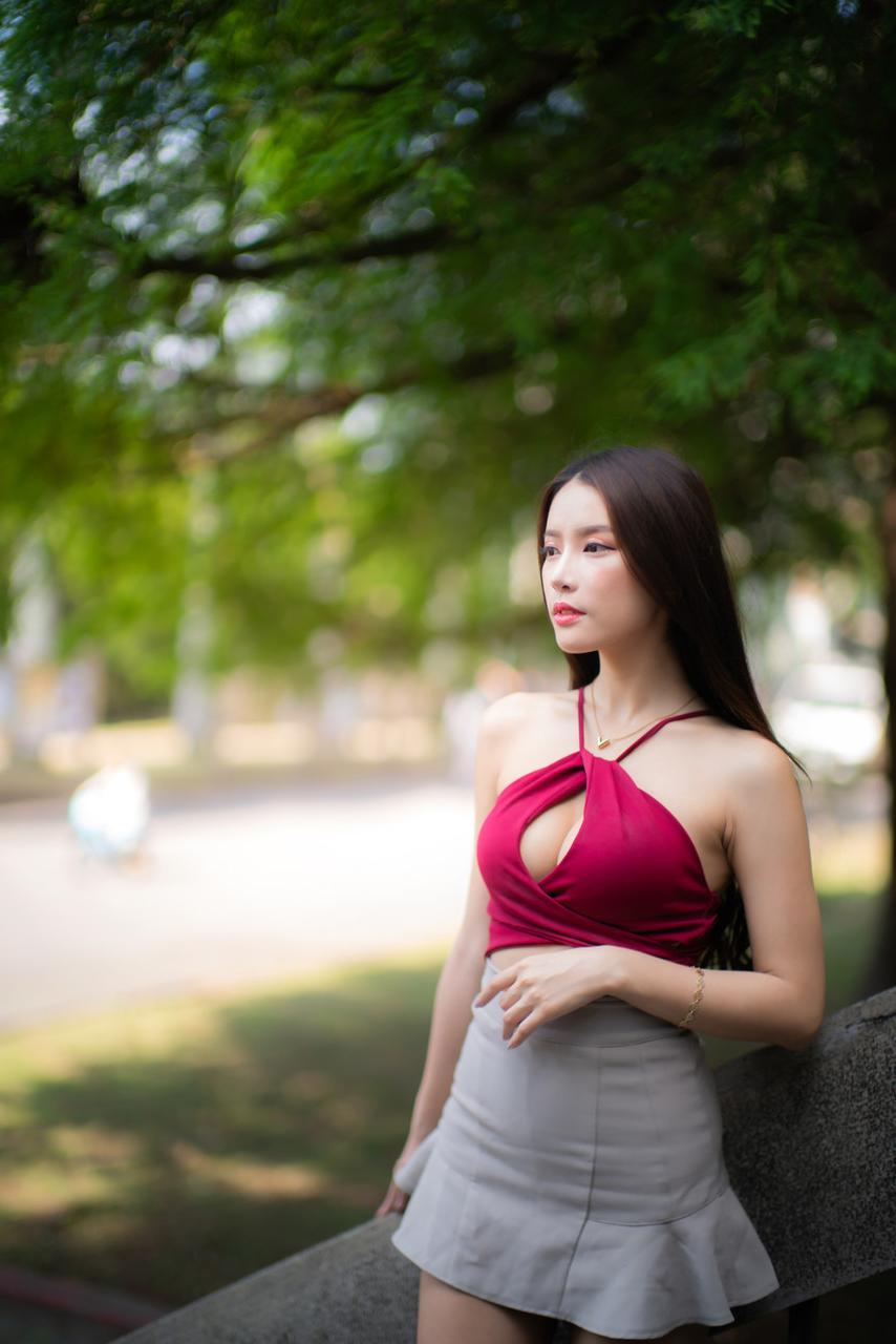20P Glamouröses Babe stellt ihre heißen Beine in Minirock und High Heels zur Schau