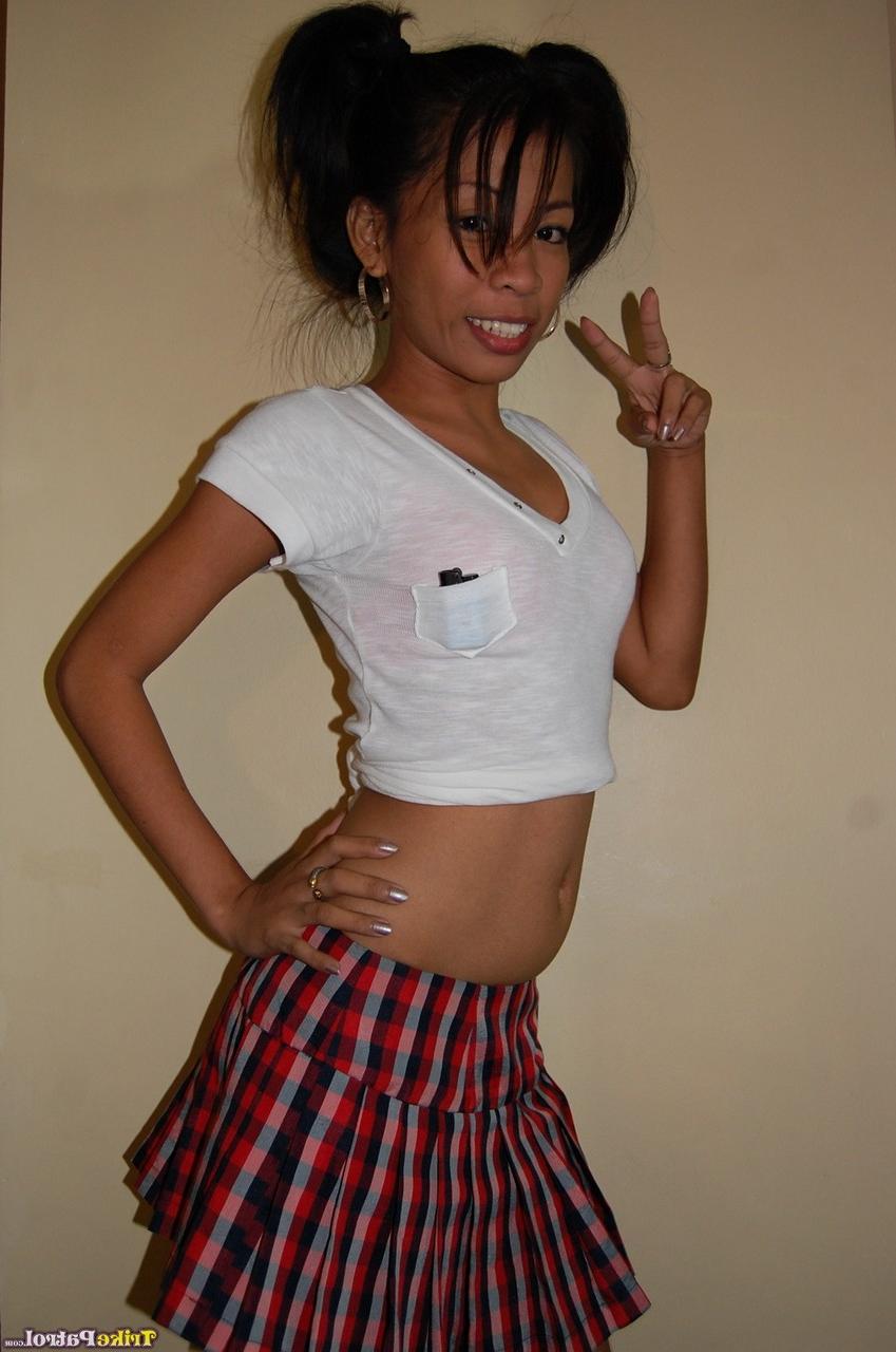 20P A adolescente asiática April Noriega tira a saia xadrez e faz um boquete gostoso no POV