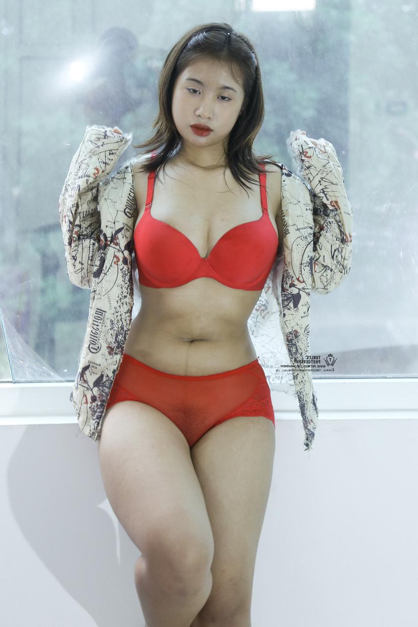 20P 曲線美のアジア人モデル、ロージーが熱いパイズリをしてランジェリーでポーズをとる