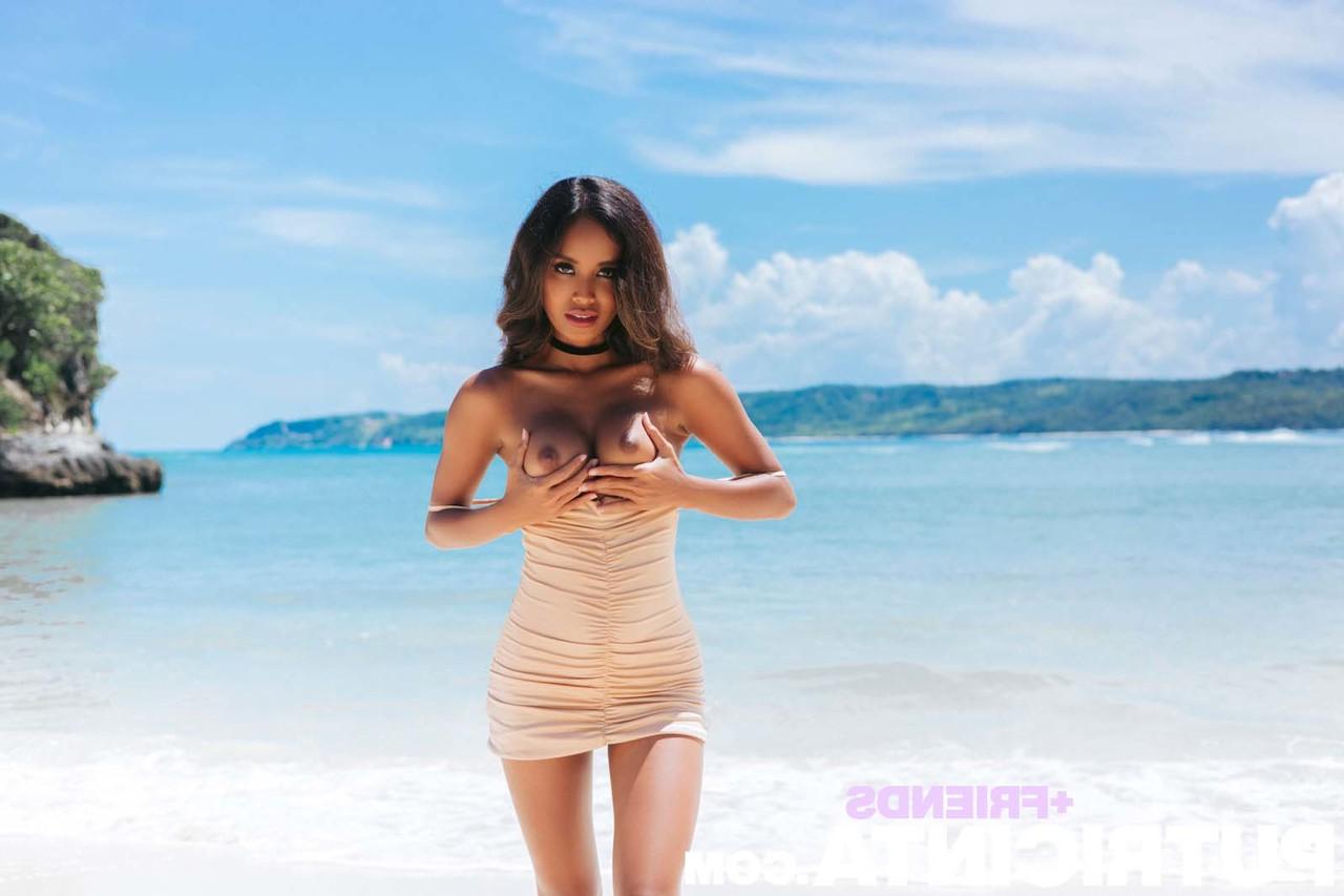 20P Kleines asiatisches Babe zieht ihr enges Kleid aus und posiert nackt am Sandstrand