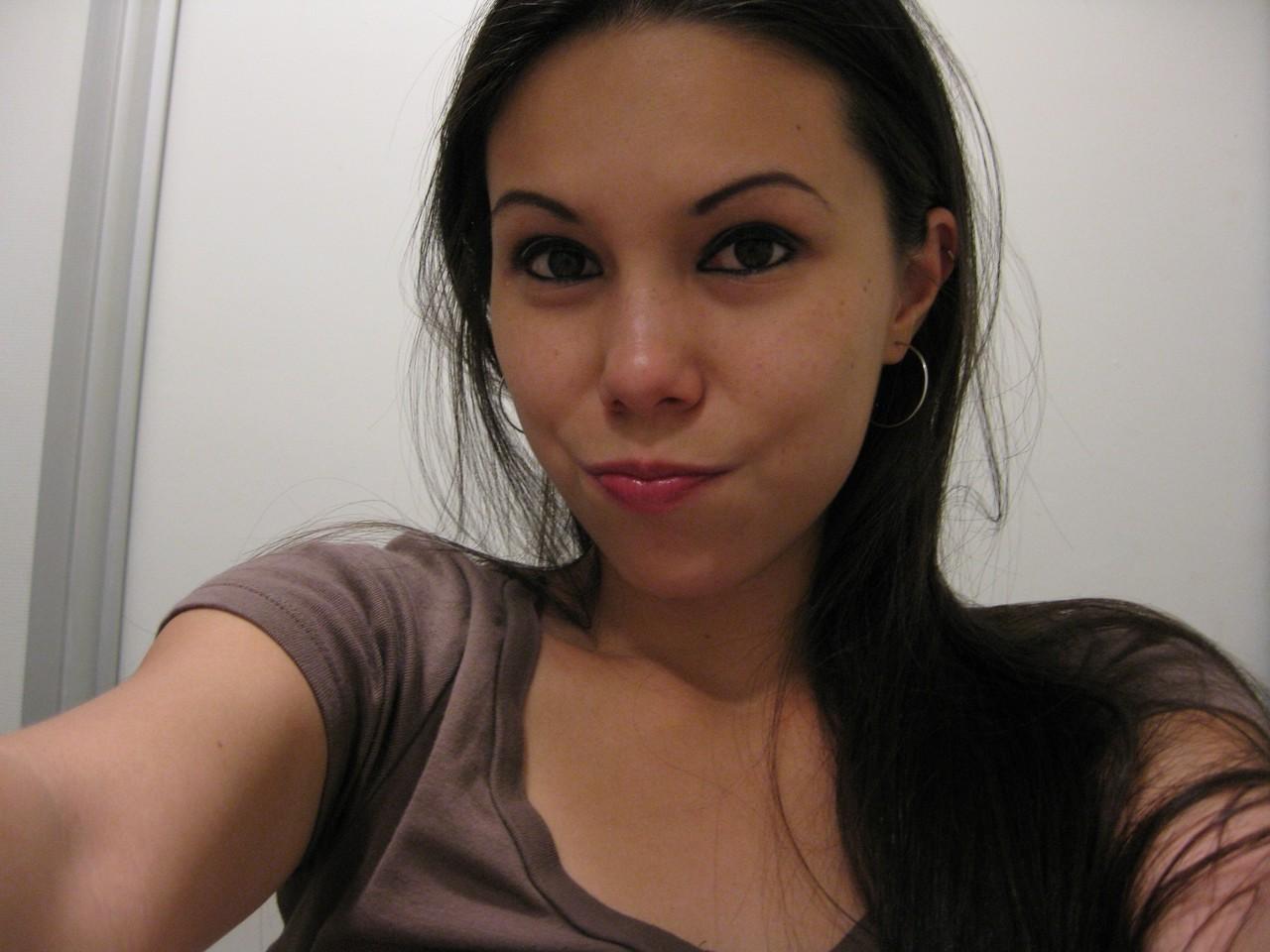 20P La joven amateur mae muestra sus lindas tetas y su fabuloso culo de cerca