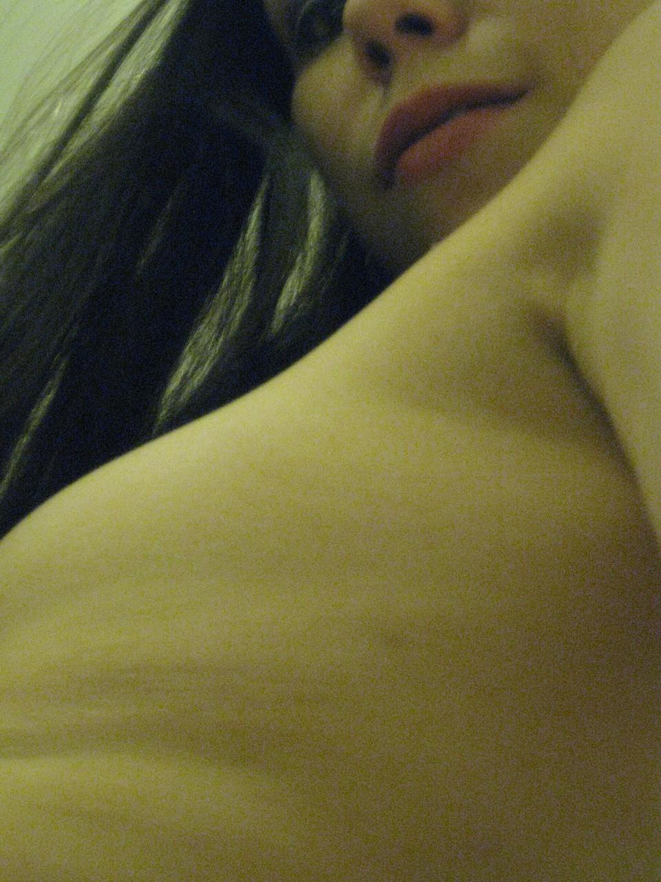 20P La joven amateur mae muestra sus lindas tetas y su fabuloso culo de cerca