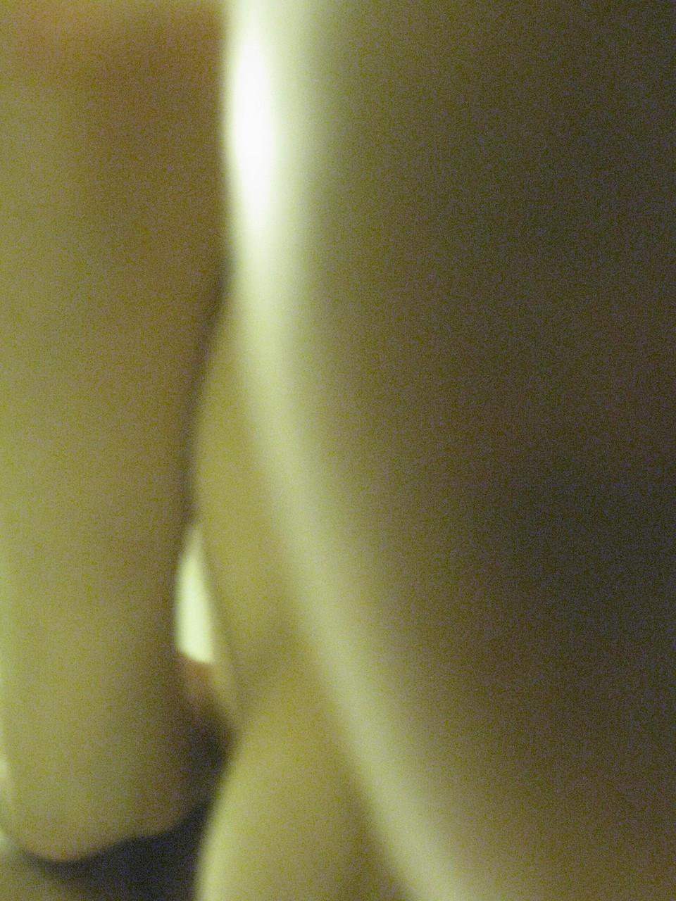 20P La joven amateur mae muestra sus lindas tetas y su fabuloso culo de cerca