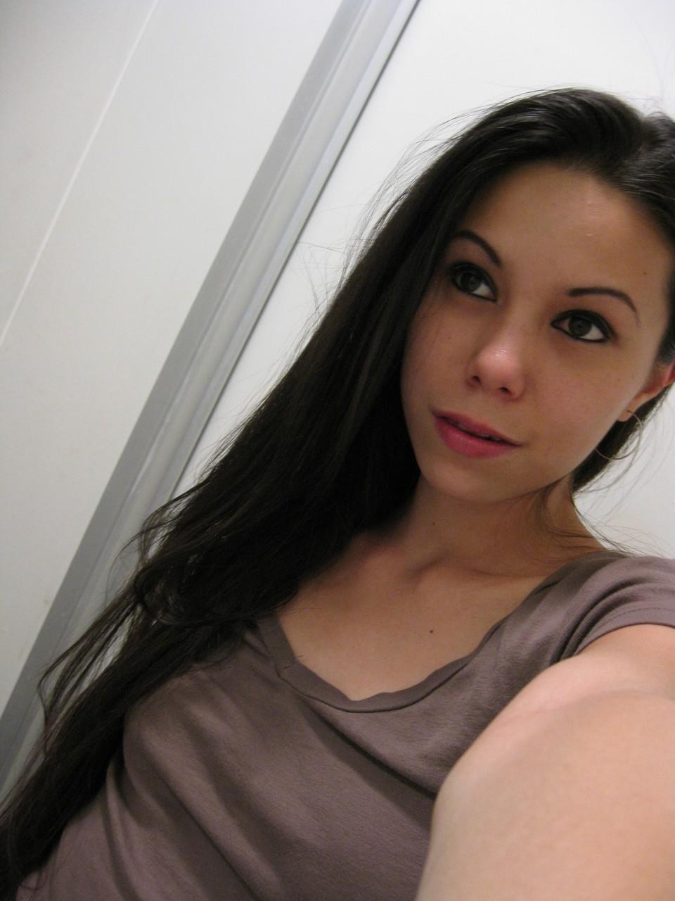 20P La joven amateur mae muestra sus lindas tetas y su fabuloso culo de cerca