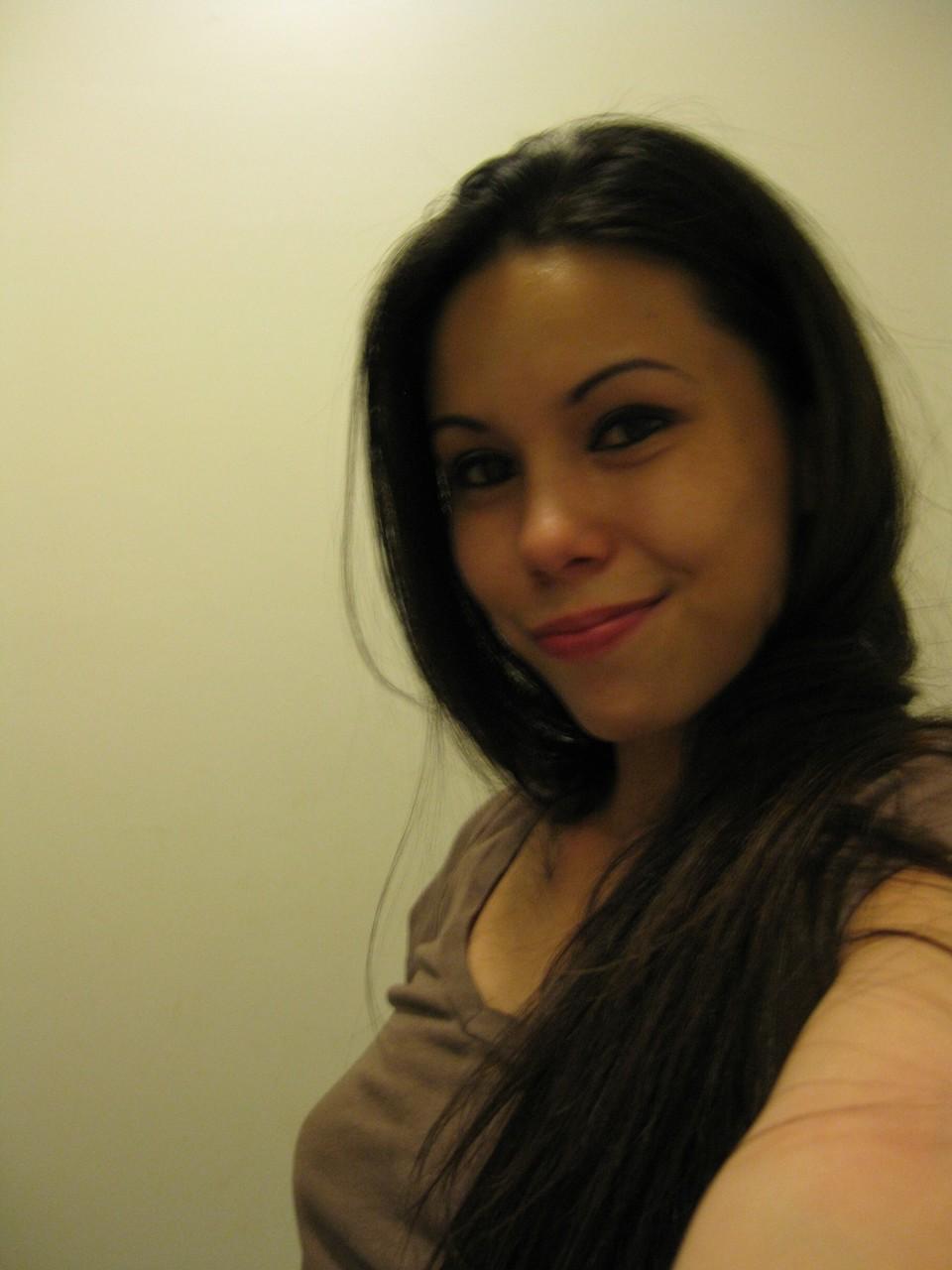 20P La joven amateur mae muestra sus lindas tetas y su fabuloso culo de cerca