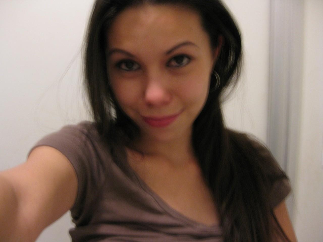 20P La joven amateur mae muestra sus lindas tetas y su fabuloso culo de cerca