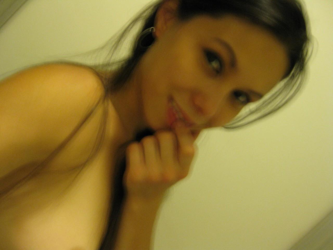 20P La joven amateur mae muestra sus lindas tetas y su fabuloso culo de cerca