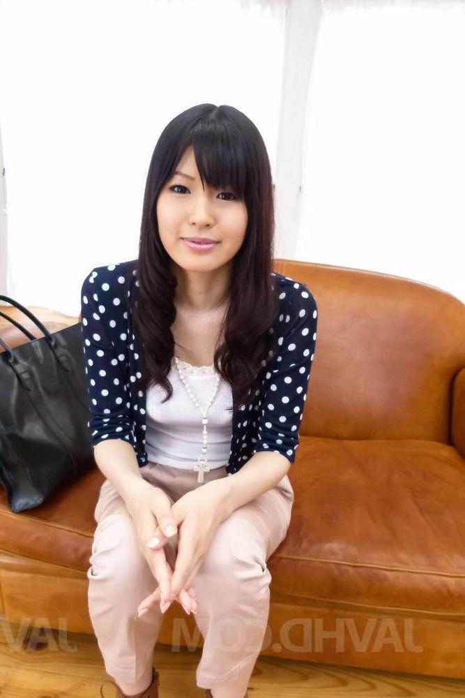 16P La japonesa Nozomi Koizumi recibe ayuda mientras se masturba