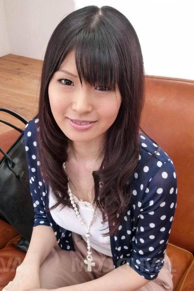 16P La japonesa Nozomi Koizumi recibe ayuda mientras se masturba