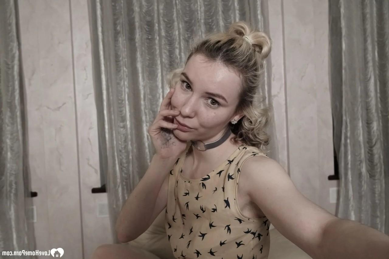 20P Linda amadora tira algumas selfies nuas mostrando seus peitos pequenos