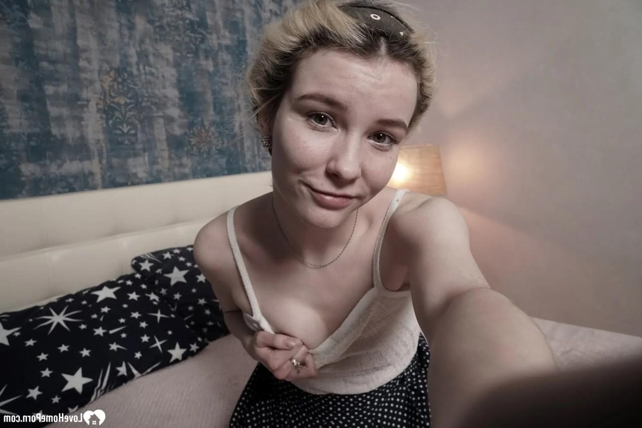 20P Linda amadora tira algumas selfies nuas mostrando seus peitos pequenos
