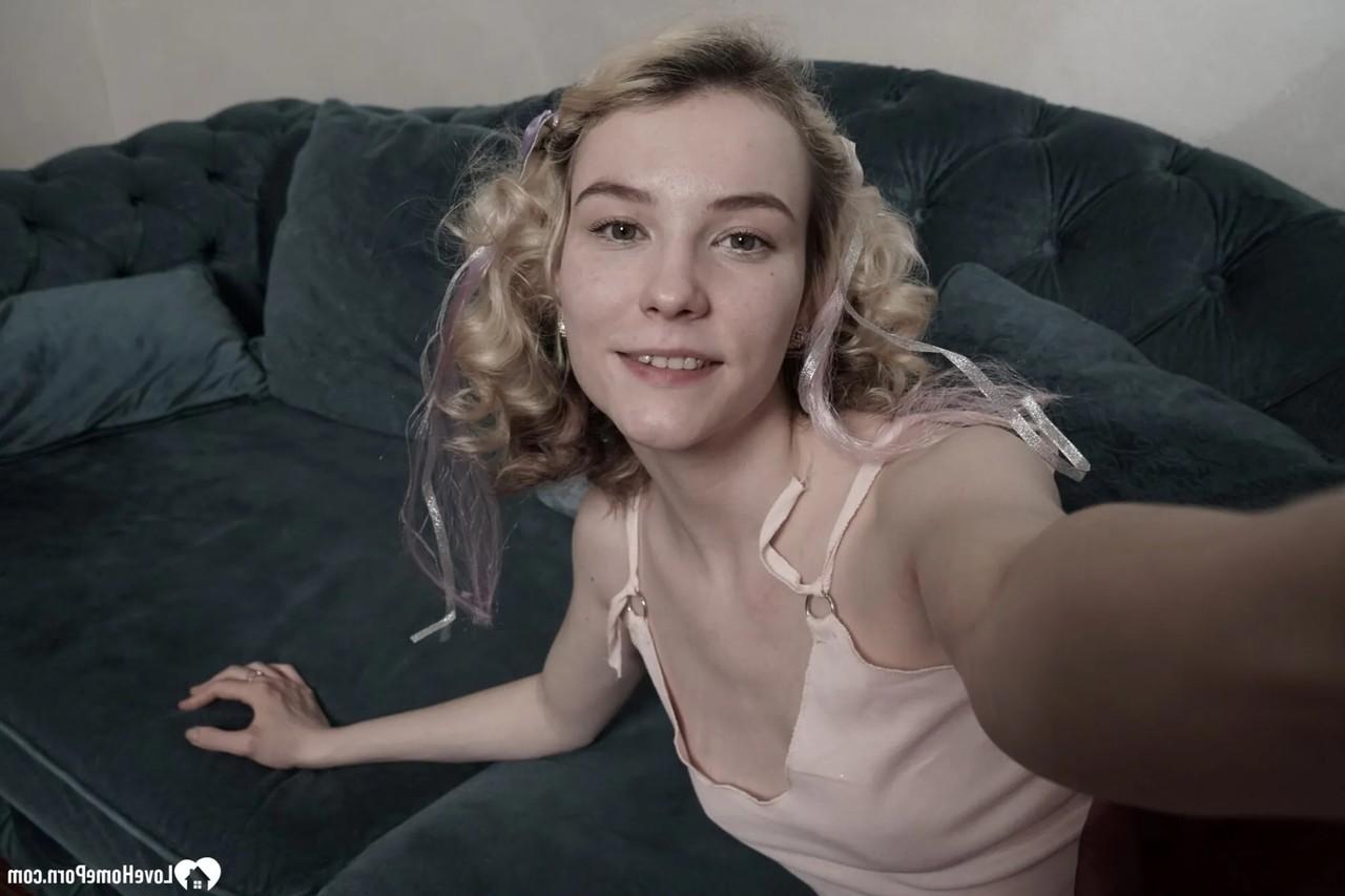20P Linda amadora tira algumas selfies nuas mostrando seus peitos pequenos