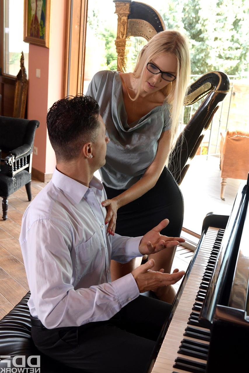 17P Horny Florane Russell interrupts musician hubby & gets brutal fuck & facial