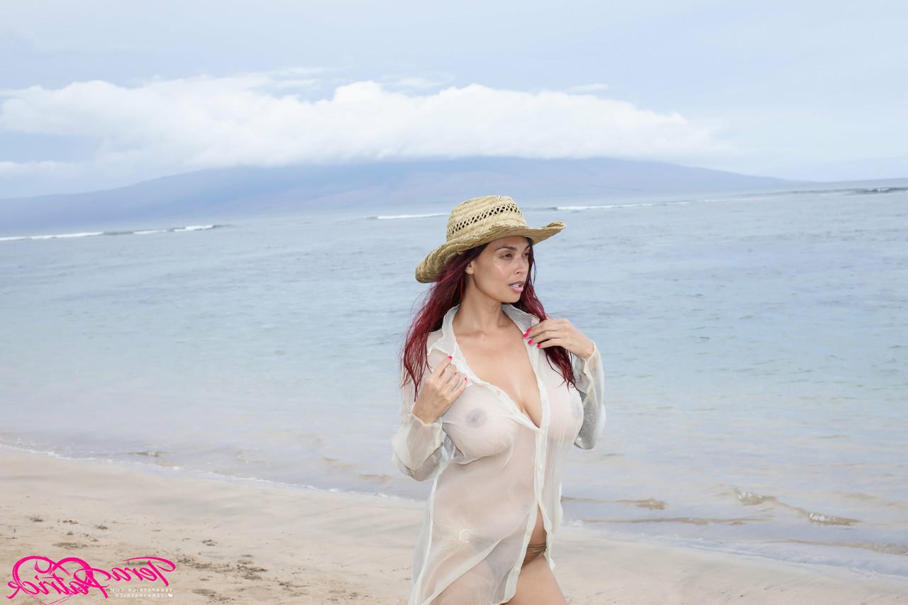17P La superbe MILF asiatique Tera Patrick prend de superbes poses en solo à la plage.