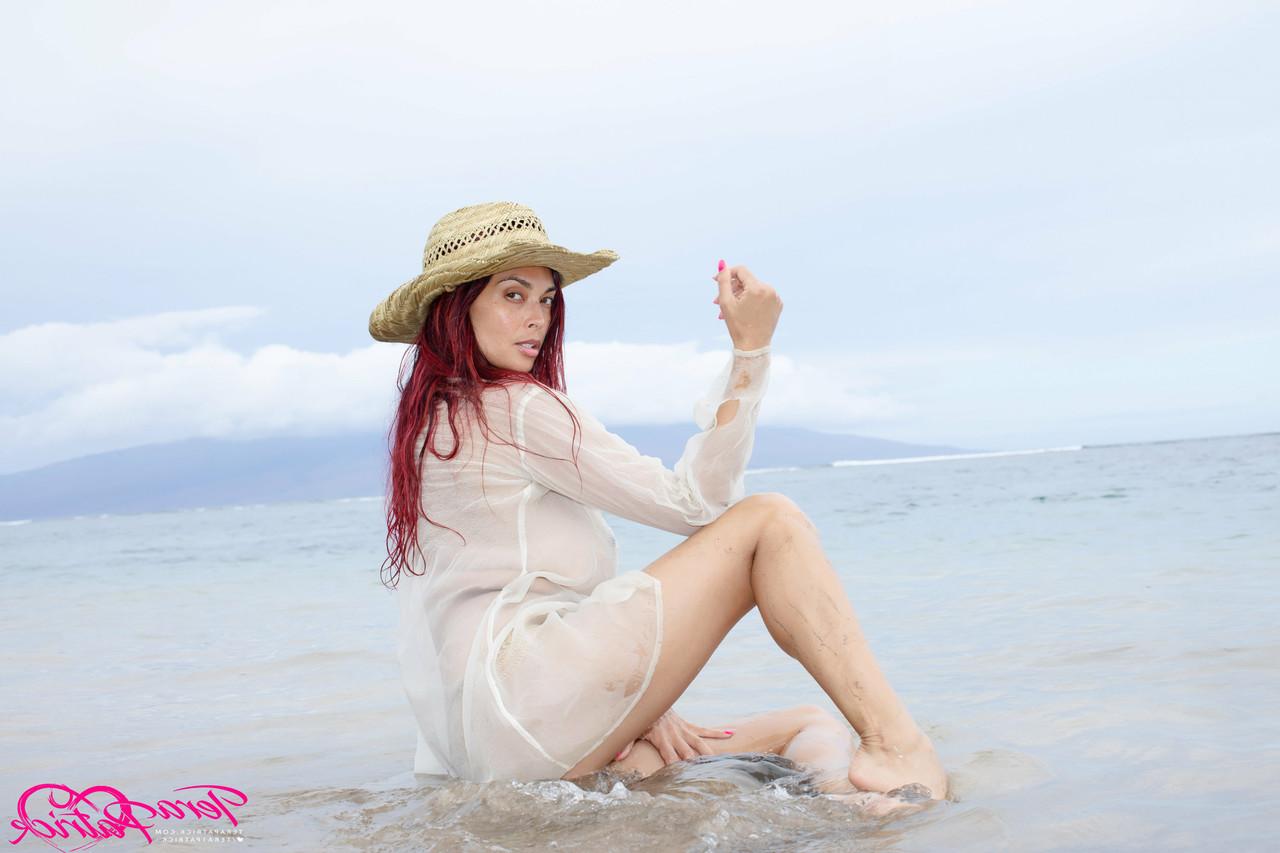 17P La superbe MILF asiatique Tera Patrick prend de superbes poses en solo à la plage.