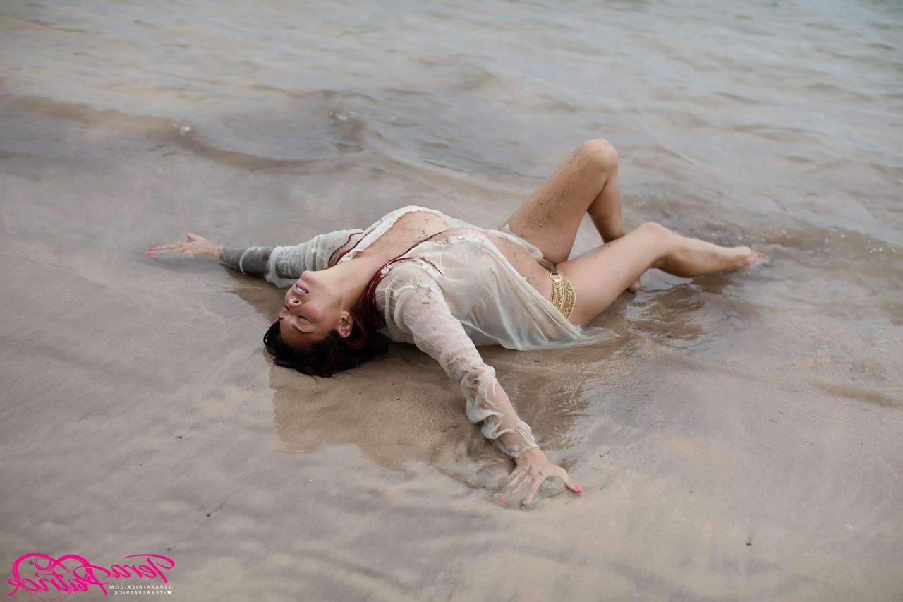 17P La superbe MILF asiatique Tera Patrick prend de superbes poses en solo à la plage.