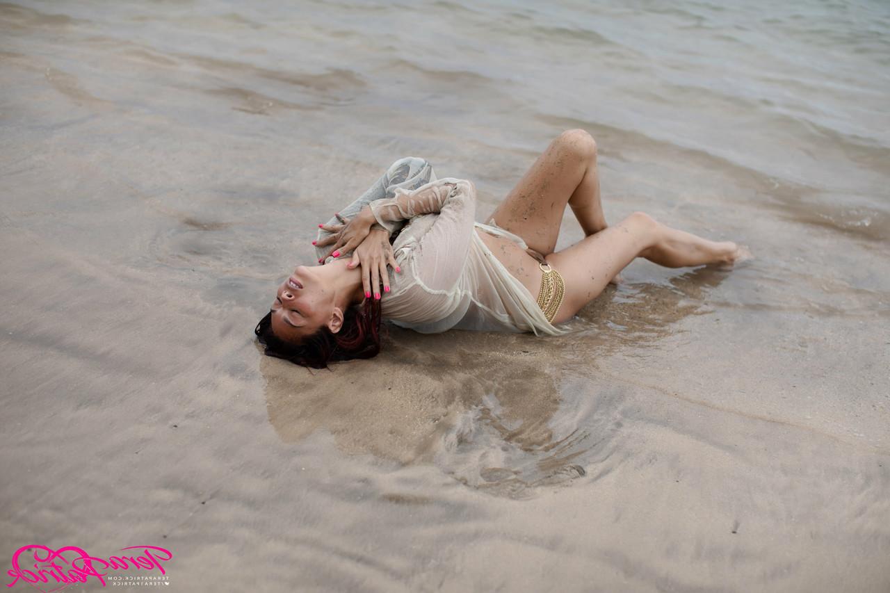 17P La superbe MILF asiatique Tera Patrick prend de superbes poses en solo à la plage.