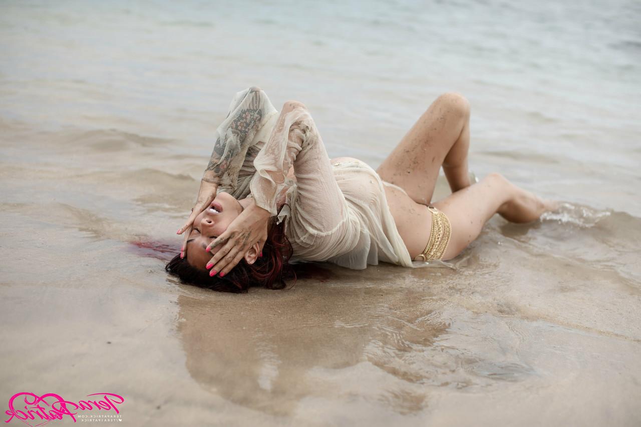 17P La superbe MILF asiatique Tera Patrick prend de superbes poses en solo à la plage.
