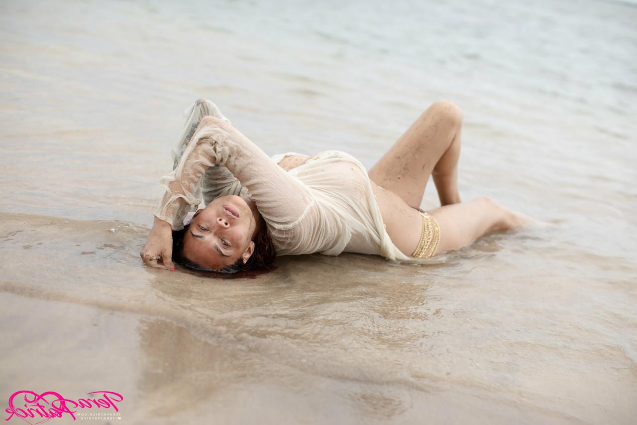 17P La superbe MILF asiatique Tera Patrick prend de superbes poses en solo à la plage.