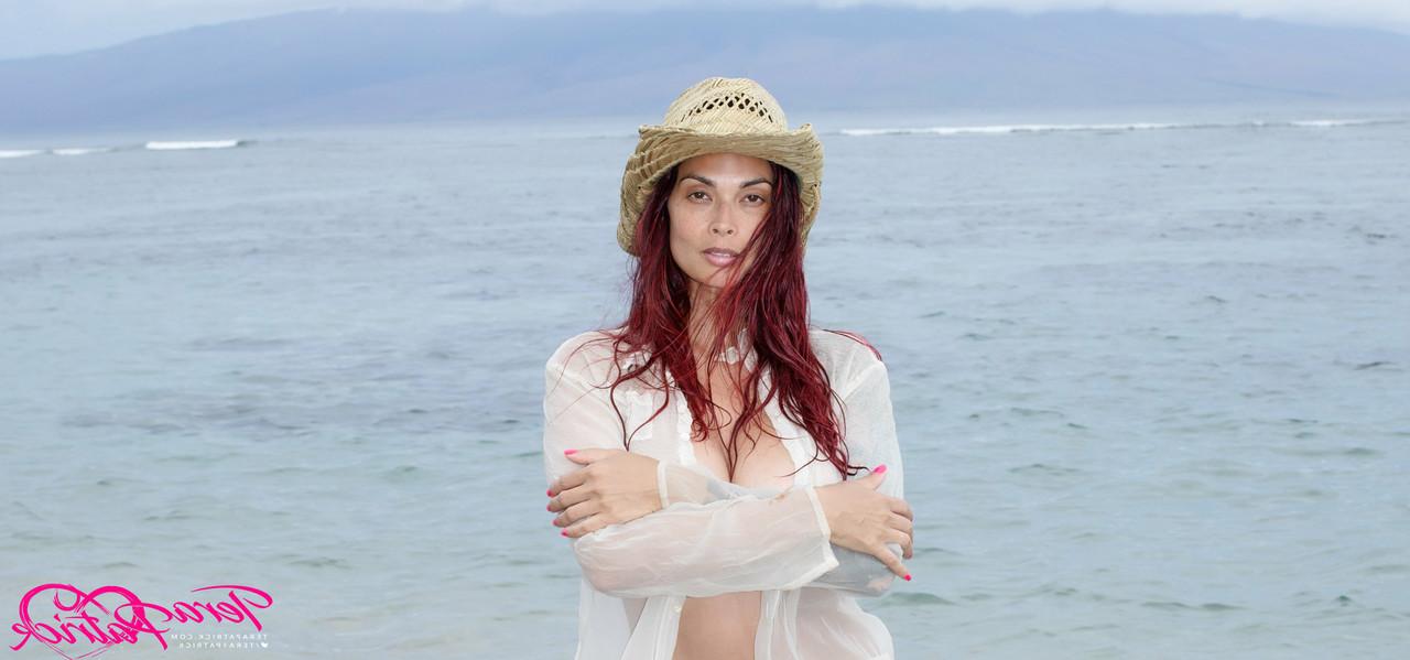 17P La superbe MILF asiatique Tera Patrick prend de superbes poses en solo à la plage.