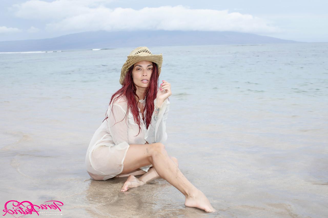 17P La superbe MILF asiatique Tera Patrick prend de superbes poses en solo à la plage.