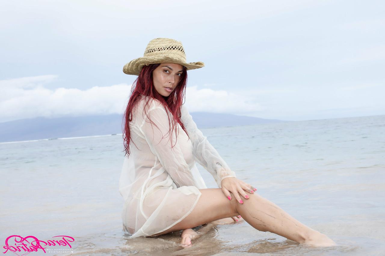 17P La superbe MILF asiatique Tera Patrick prend de superbes poses en solo à la plage.