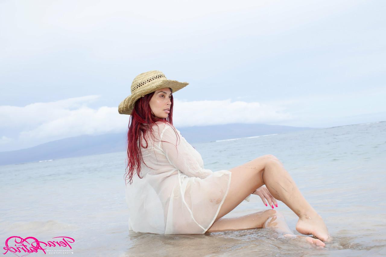 17P La superbe MILF asiatique Tera Patrick prend de superbes poses en solo à la plage.