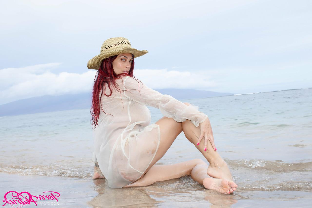 17P La superbe MILF asiatique Tera Patrick prend de superbes poses en solo à la plage.