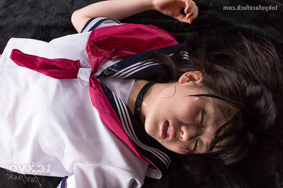 16P Pequena estudante japonesa se masturba depois de ser fodida na boca