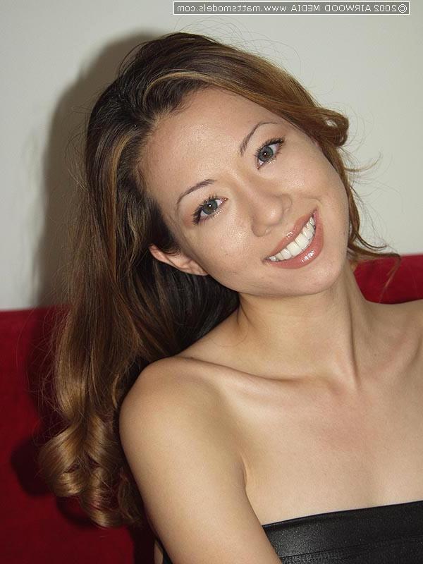 16P Linda garota asiática com cabelo lindo Angela faz sua estreia como modelo nua