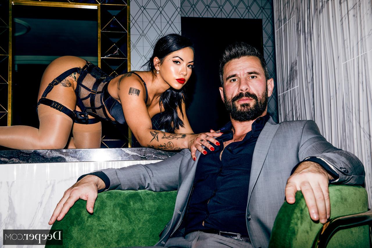20P Las fantásticas Morgan Lee y Adriana Chechik comparten la polla de una estrella porno