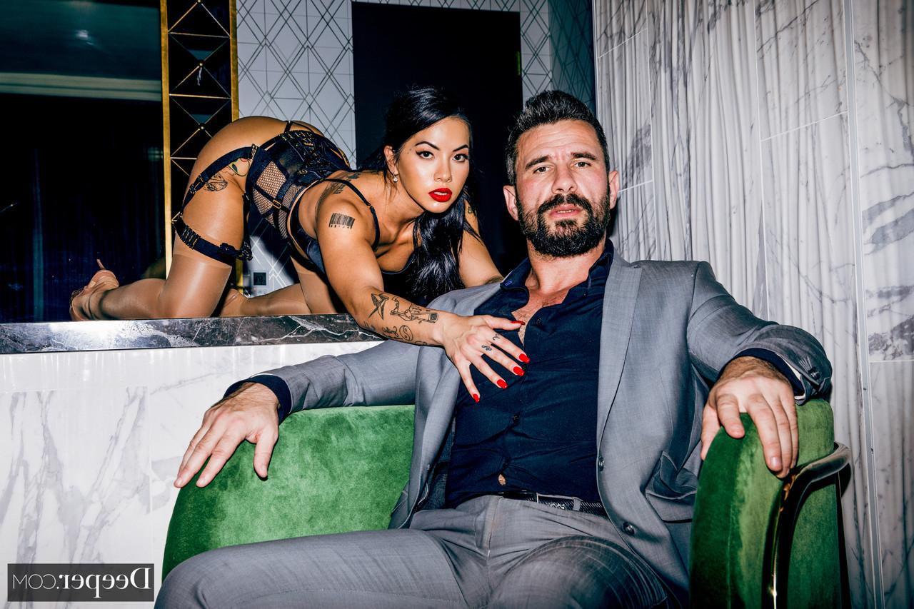 20P Las fantásticas Morgan Lee y Adriana Chechik comparten la polla de una estrella porno