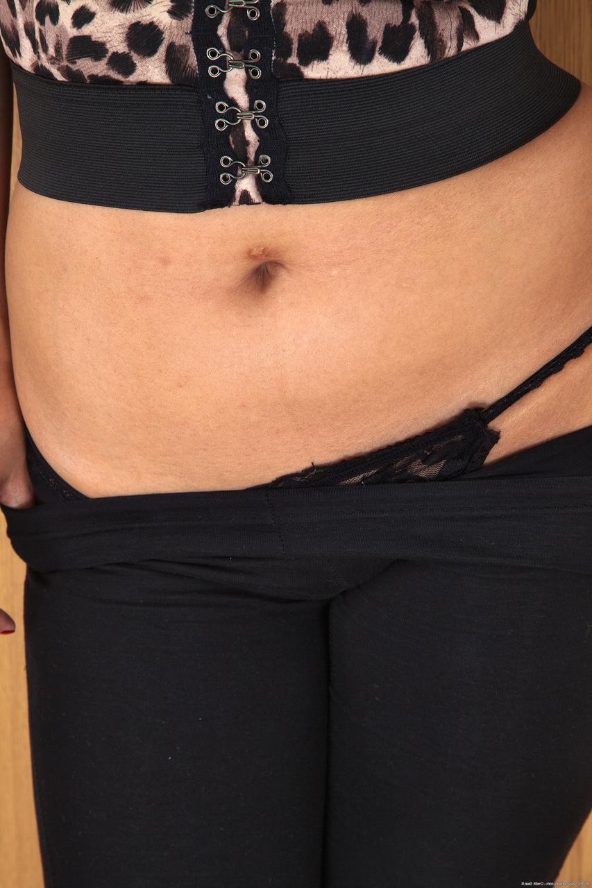 20P A exótica gata latina Amy Latina expõe seu corpo e sua buceta peluda no chão