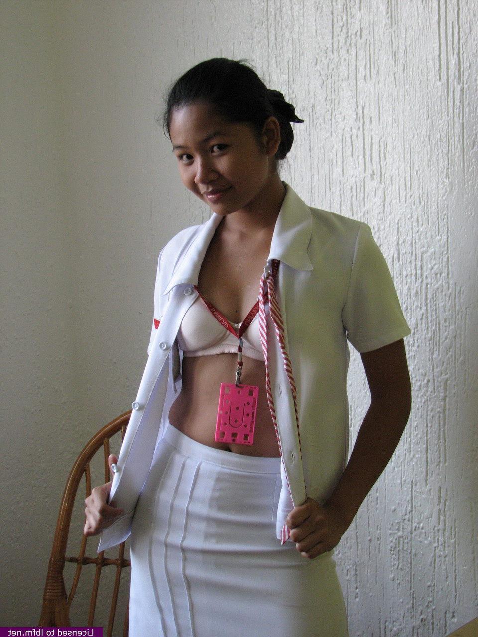 12P Menina asiática pouco legal casualmente tira a roupa para fazer poses nuas