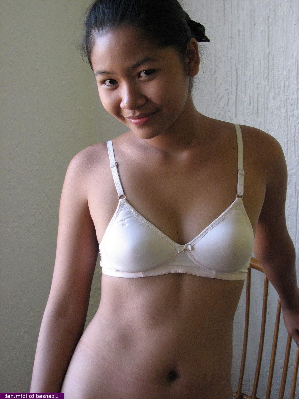 12P Menina asiática pouco legal casualmente tira a roupa para fazer poses nuas
