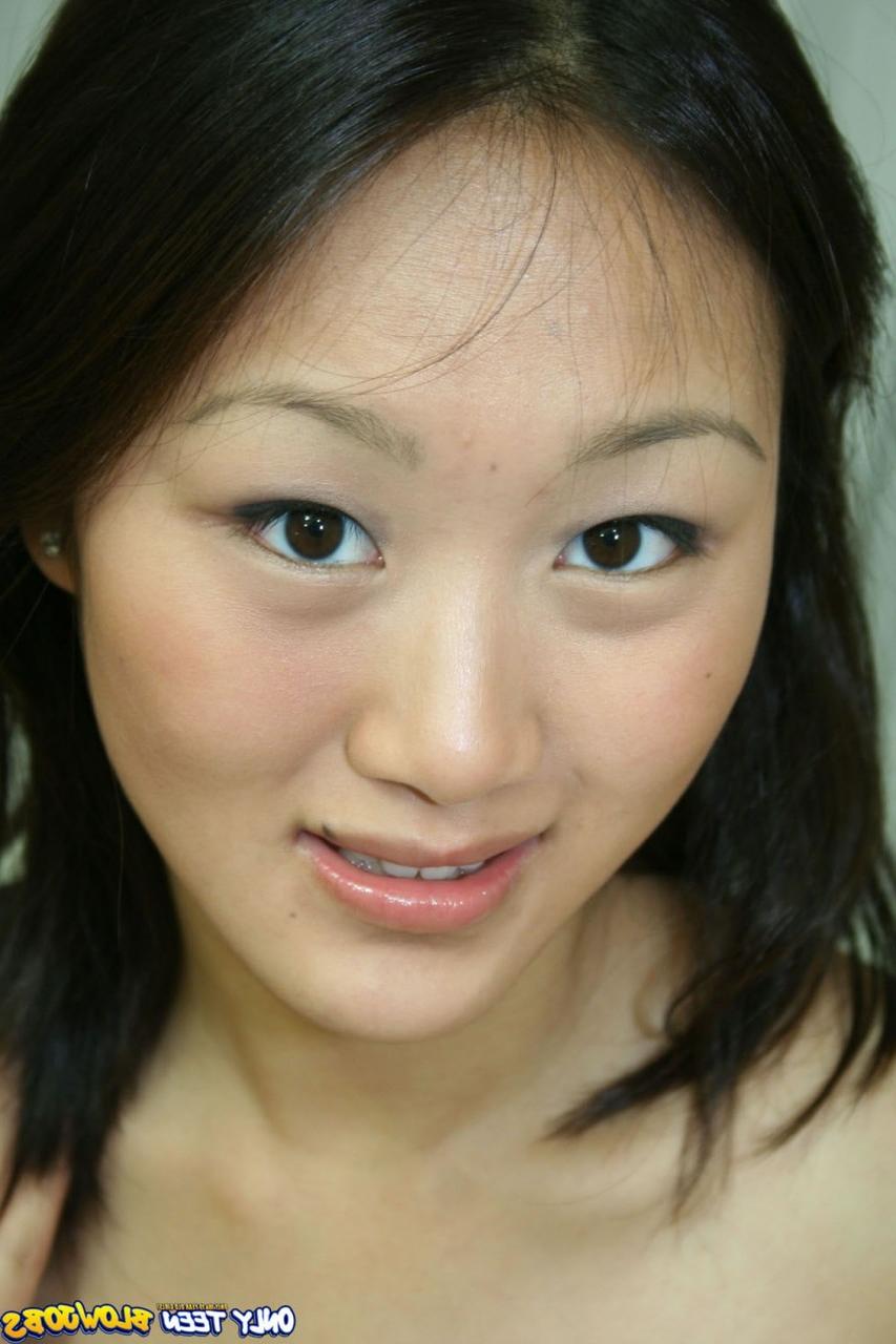 20P La adorable joven asiática Evelyn Lin se desnuda, se arrodilla y chupa una polla blanca