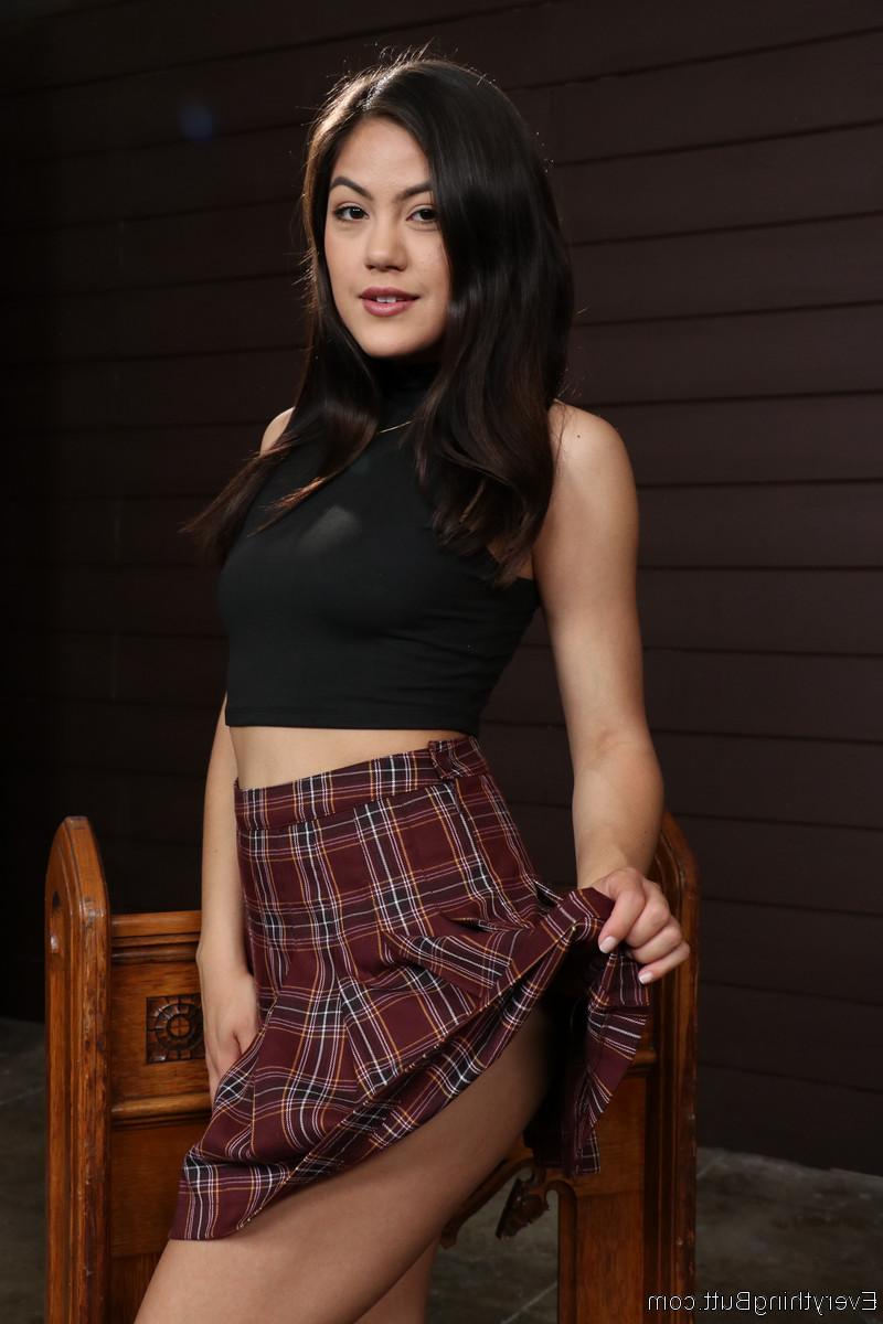 20P La nonne en chaleur Dana Vespoli et l'adolescente Kendra Spade se percent mutuellement avec des jouets.