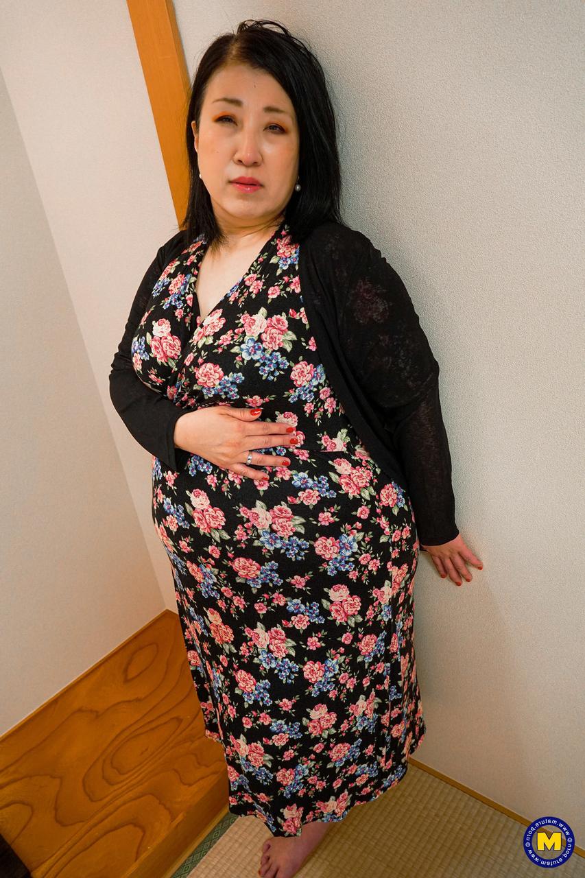 20P A mãe asiática gordinha Shizuka Nikaido fica nua e mostra seu grande e gordo espólio