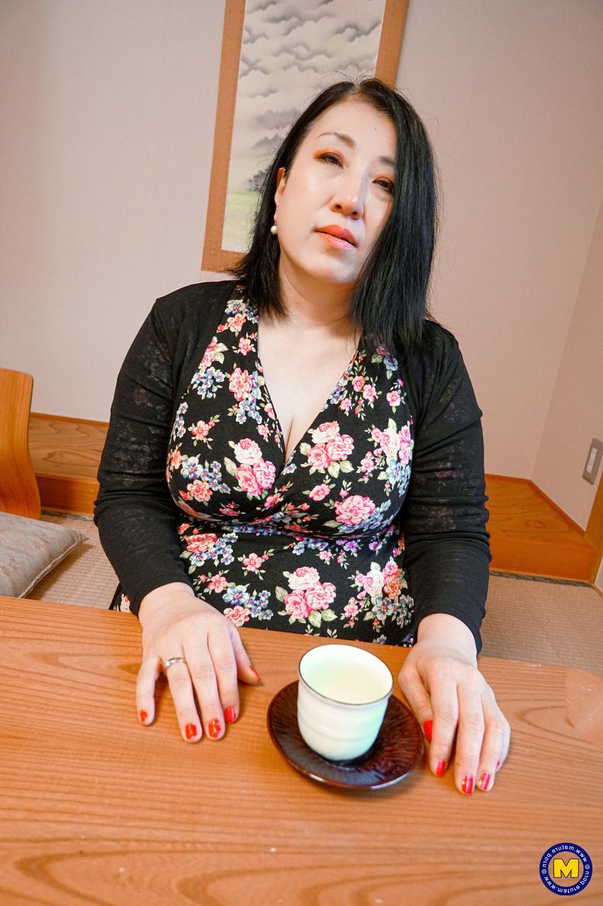 20P A mãe asiática gordinha Shizuka Nikaido fica nua e mostra seu grande e gordo espólio