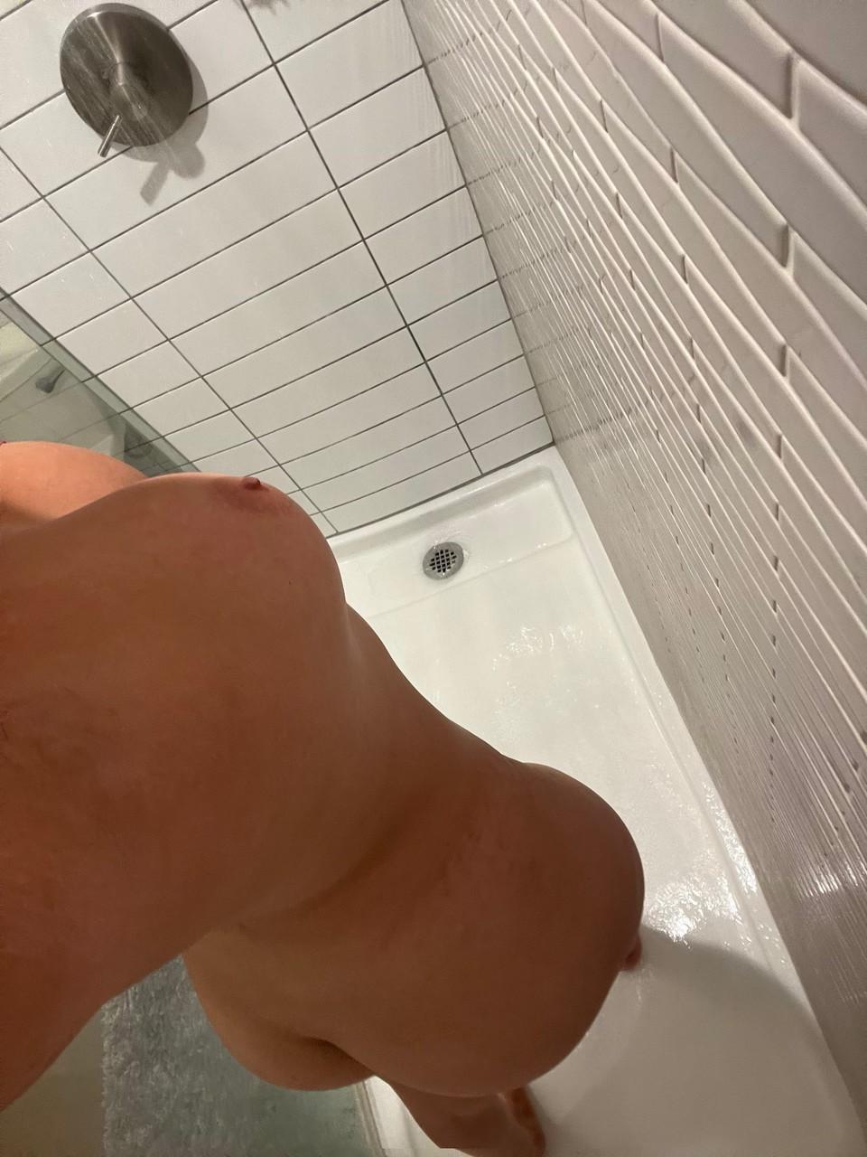 10P Die heiße Amateur-Shemale Nini Bandz von OnlyFans neckt mit ihren Kurven in einem Solo