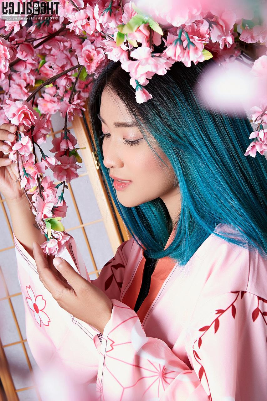 16P La séduisante fille asiatique Apple expose avec désinvolture ses petits seins et son vagin.