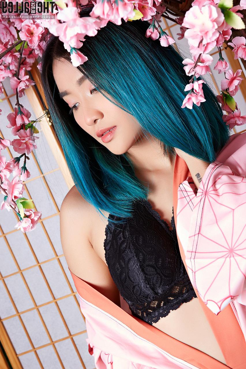 16P La séduisante fille asiatique Apple expose avec désinvolture ses petits seins et son vagin.