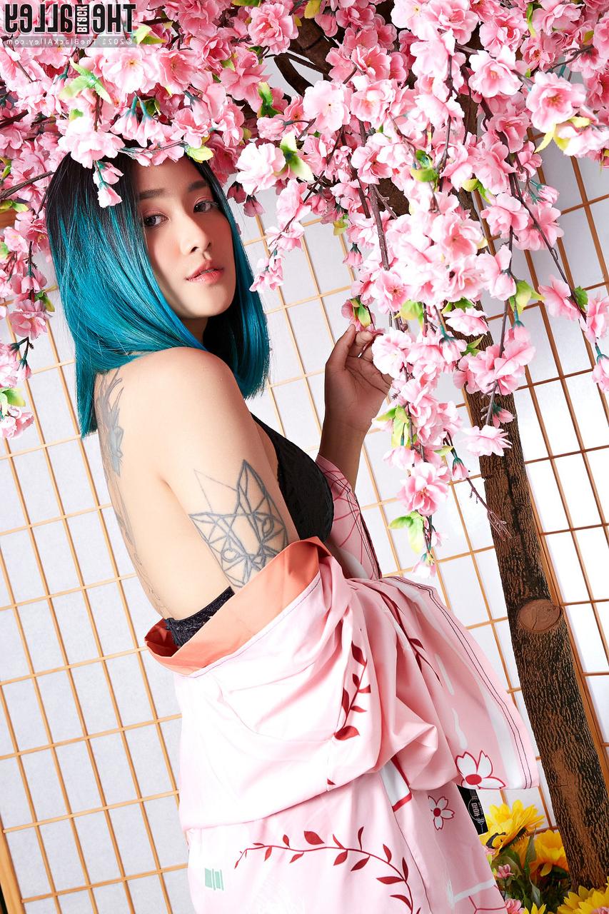 16P La séduisante fille asiatique Apple expose avec désinvolture ses petits seins et son vagin.