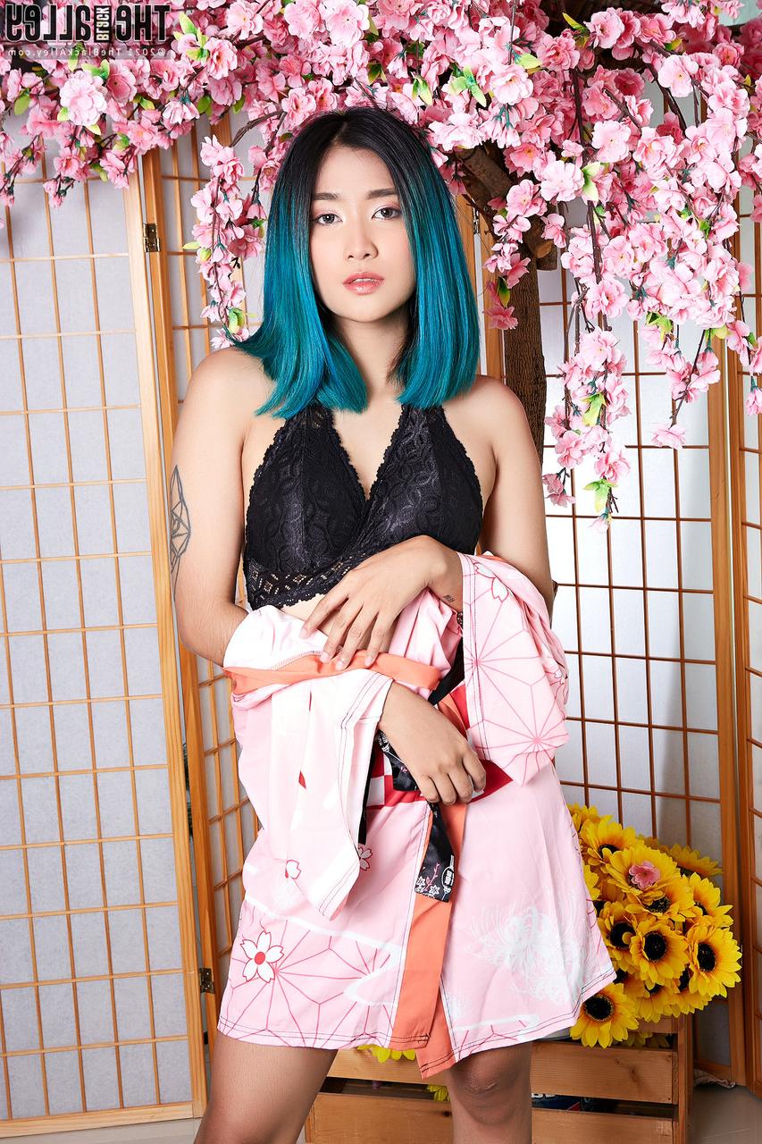 16P La séduisante fille asiatique Apple expose avec désinvolture ses petits seins et son vagin.