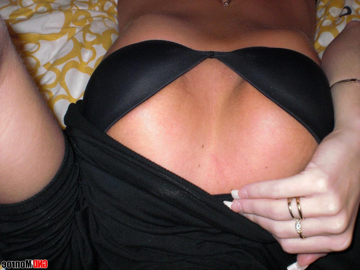 12P Une amatrice aux cheveux noirs révèle son cul fendu en se déshabillant avec un soutien-gorge et un string.