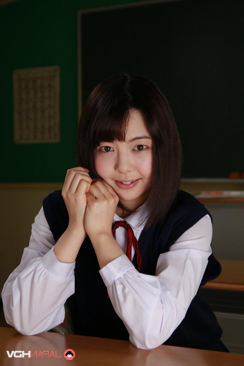 15P L'adorable étudiante japonaise Tomoyo Isumi se déshabille en chaussettes sur son bureau.