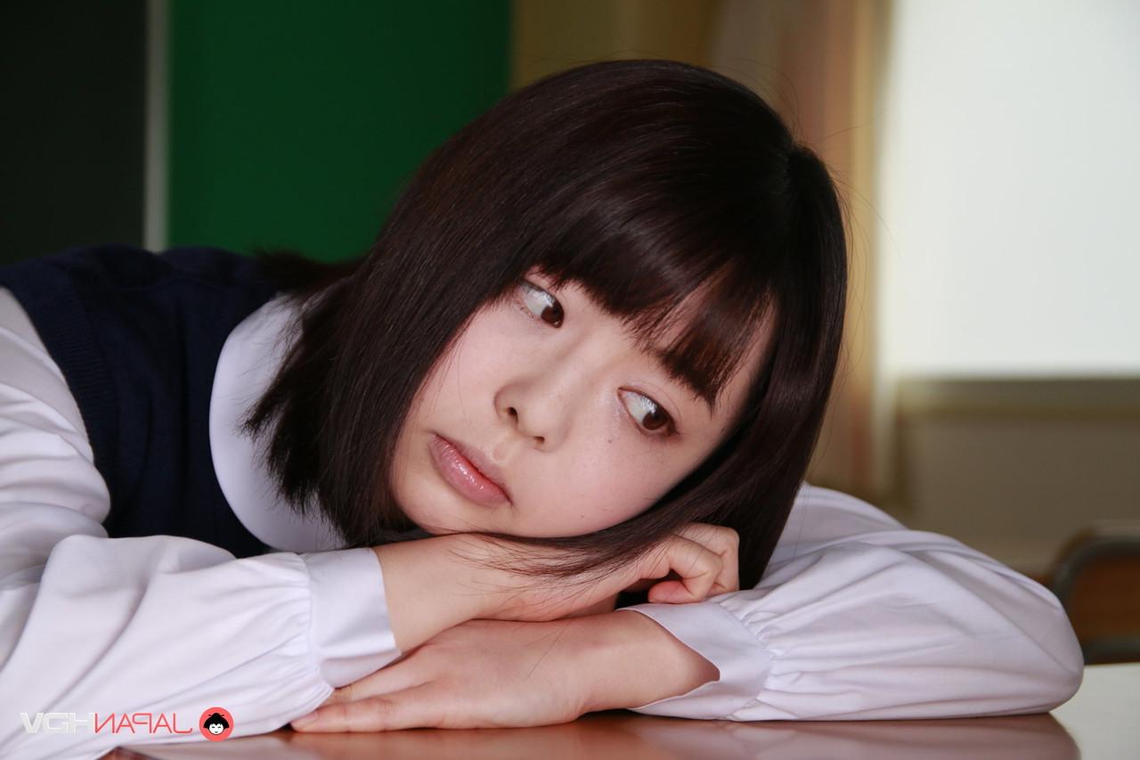 15P L'adorable étudiante japonaise Tomoyo Isumi se déshabille en chaussettes sur son bureau.