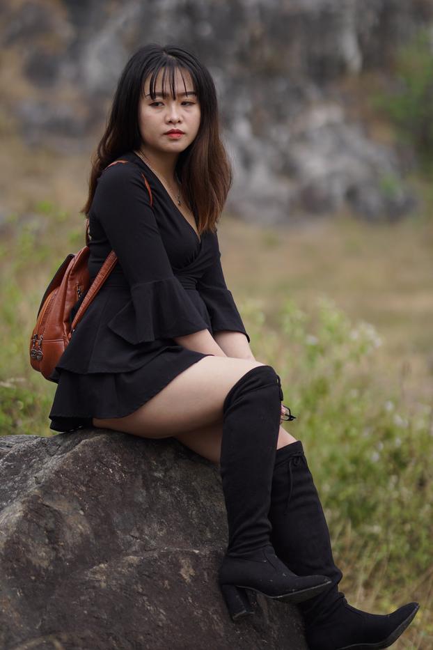20P Gorgeous Asian babe posing in her black dress and boots in nature