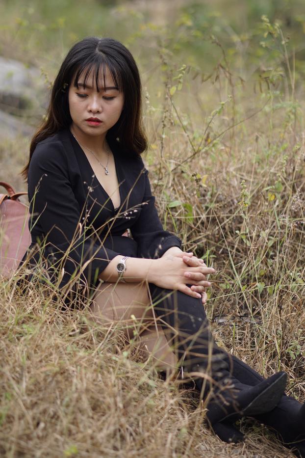 20P Gorgeous Asian babe posing in her black dress and boots in nature