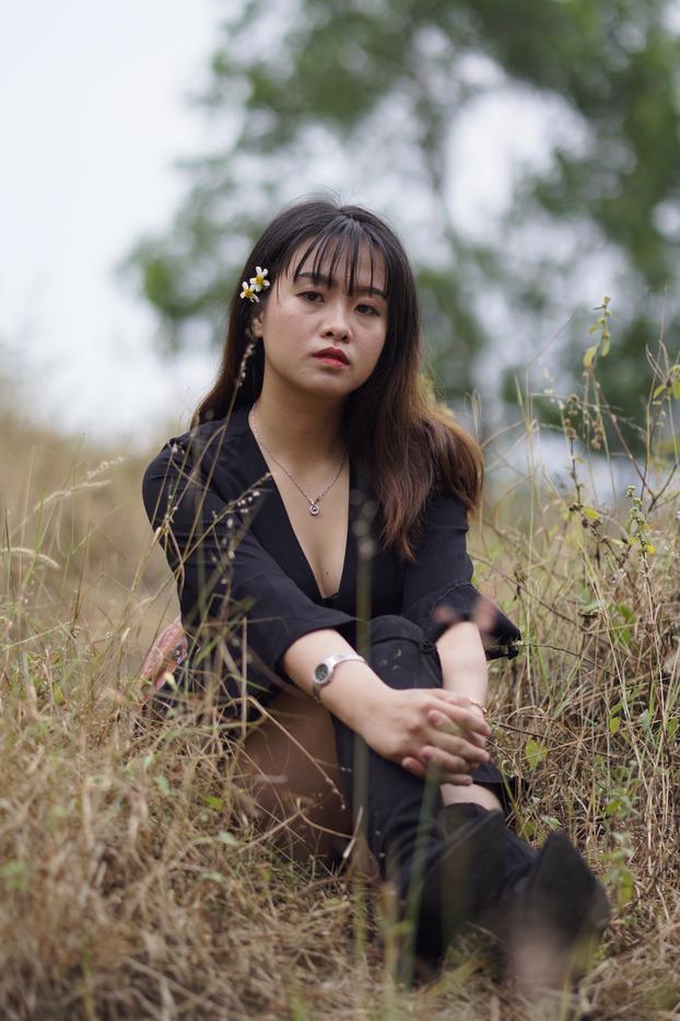 20P Gorgeous Asian babe posing in her black dress and boots in nature